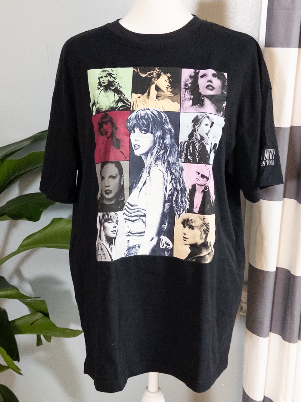 Official Taylor Swift The Eras Tour Black T-Shirt Size Small - Picture 9 of 9
